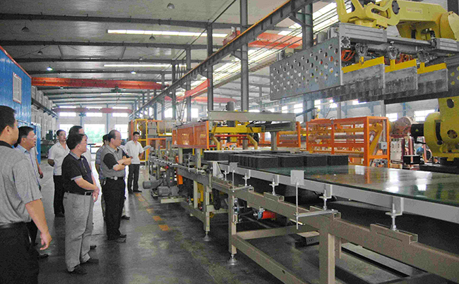 煤矸石制磚生產(chǎn)現(xiàn)場(chǎng) 煤矸石制磚生產(chǎn)現(xiàn)場(chǎng)