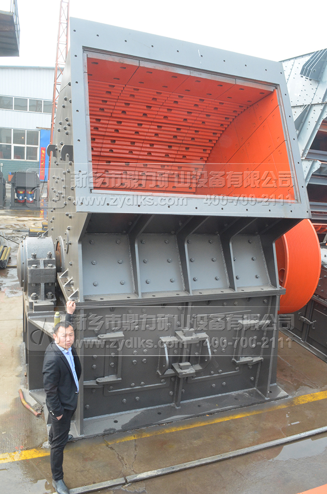 大型錘式破碎機(jī) 大型錘式破碎機(jī)