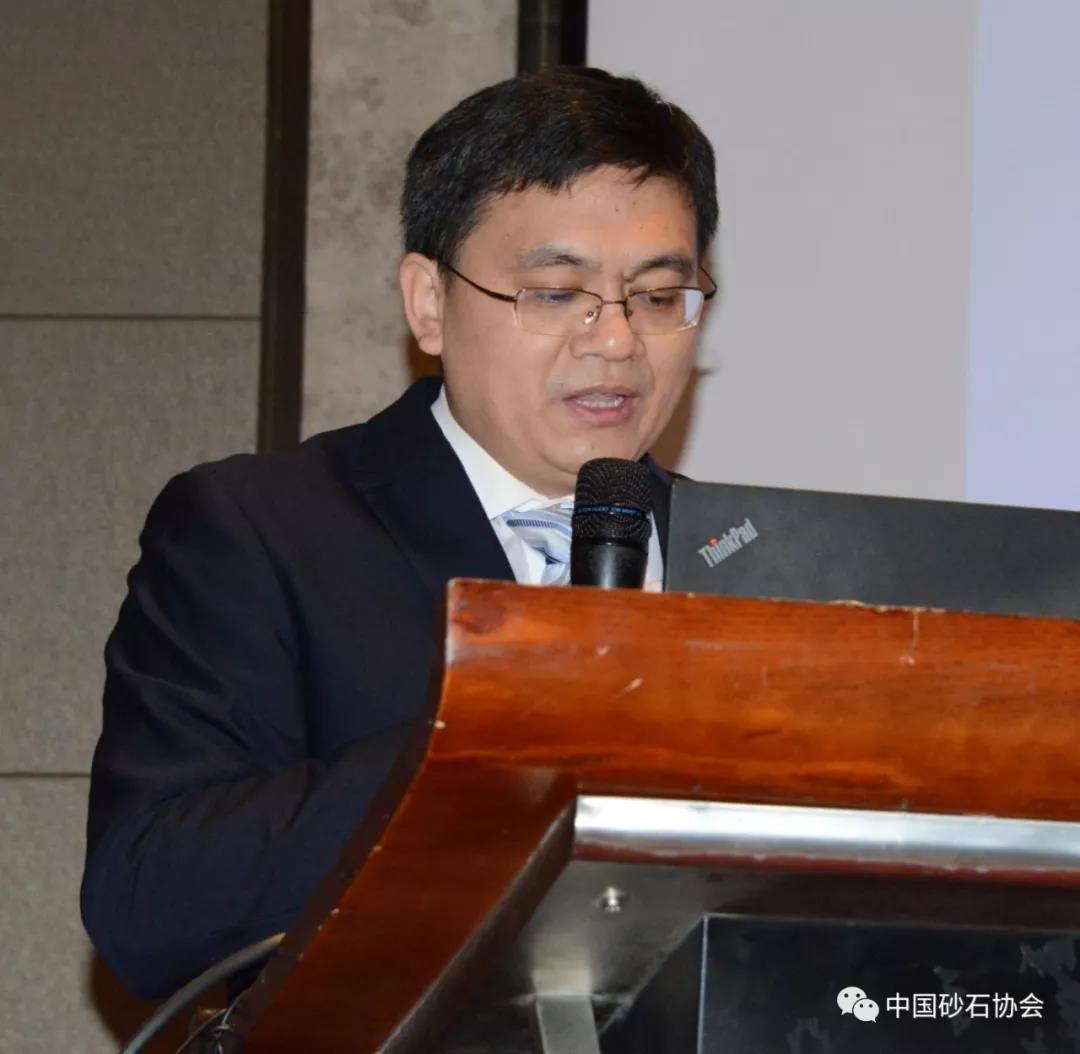 中鐵道科學(xué)研究院鐵道建筑研究所李化建主持會(huì)議