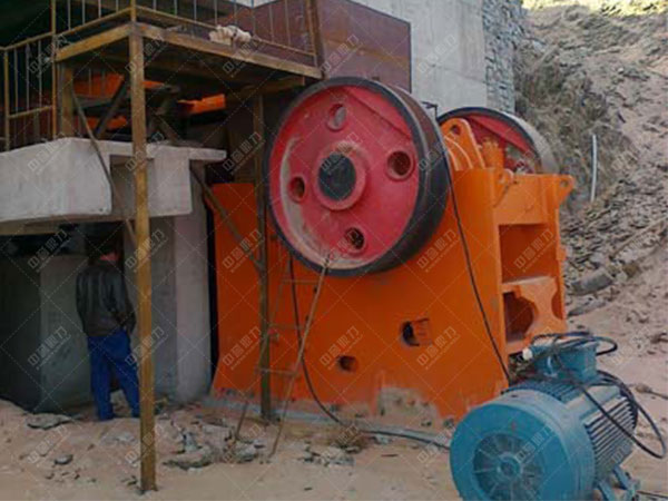 碎石設(shè)備顎式破碎機(jī)