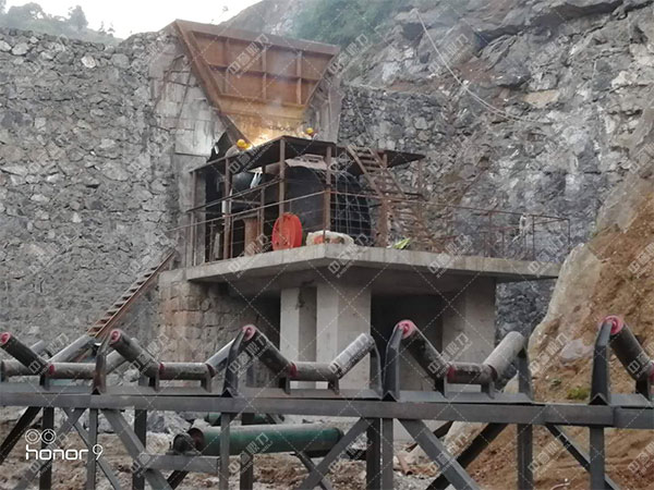 產(chǎn)量200噸的錘式破碎機(jī)