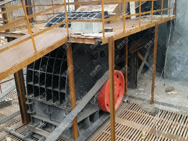 產(chǎn)量200噸的錘式破碎機(jī)