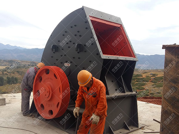 時產(chǎn)上千噸礦石破碎機